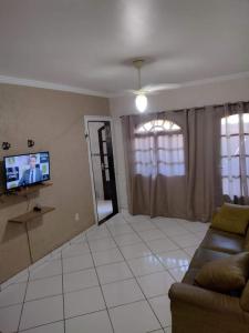 Televisyen dan/atau pusat hiburan di Casa Arraial do Cabo +15 gambar