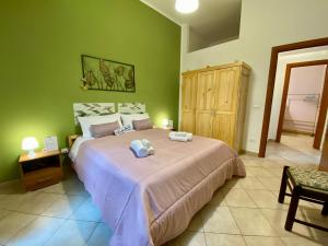 um quarto com uma cama grande com duas toalhas em Balat City by Holiday World em Palermo