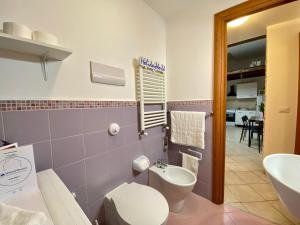 uma casa de banho com um WC e um lavatório em Balat City by Holiday World em Palermo