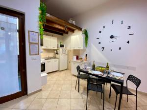 uma cozinha com uma mesa e um relógio na parede em Balat City by Holiday World em Palermo