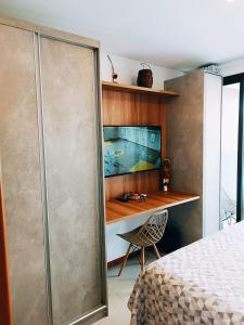 een slaapkamer met een douche en een bureau bij Barra Caravela Studio in Salvador