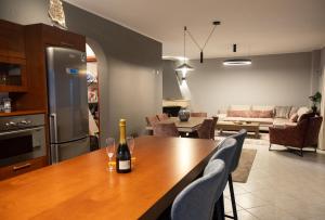 kuchnia i salon ze stołem z butelką wina w obiekcie George Living House w mieście Metsovo