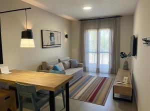 a living room with a table and a couch at Quinta Santa Bárbara in Pirenópolis