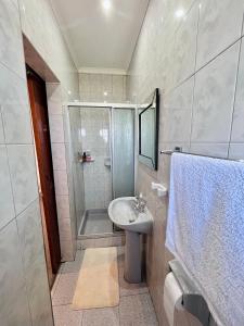 W łazience znajduje się umywalka i prysznic. w obiekcie 31 on Park w mieście Grahamstown
