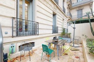 a patio with a table and chairs on a balcony at Loft Gambetta 33 Fshh in Nice