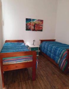 - une chambre avec deux lits et une table avec une lampe dans l'établissement Casa en Cabalango, à Cavalango