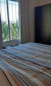 Ce lit se trouve dans une chambre dotée d'une grande fenêtre. dans l'établissement Casa en Cabalango, à Cavalango