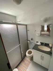 Koupelna v ubytování Amplo Apartamento Guarapari - Praia do Morro- Edifício San Martin -Decorado- LOCALIZAÇÃO IMBATÍVEL - Em frente a Supermercado e farmacia - Praia Center - 3 quartos - Internet - Vaga de estacionamento