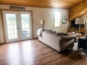 un salon avec un canapé et un parquet dans l'établissement Barndominium with lake view, close to Nashville!, à Lebanon 4 autres photos