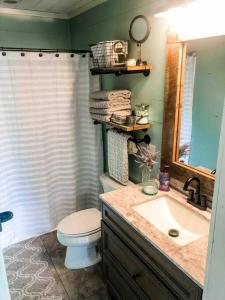 une salle de bain avec toilettes, lavabo et miroir dans l'établissement Barndominium with lake view, close to Nashville!, à Lebanon
