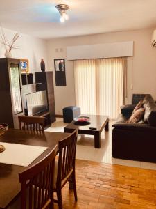 sala de estar con sofá y mesa en Departamento Ludmila en Villa María