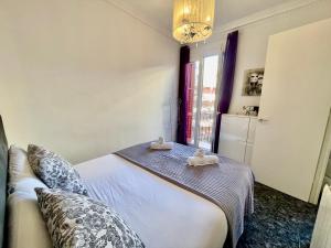 a bedroom with a bed with two towels on it at Elegantniy Poble Sec in Barcelona