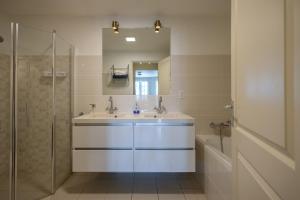 Et badeværelse på Appartement Flamboyan op Ocean Resort, Mambo Curaçao + 67 billeder