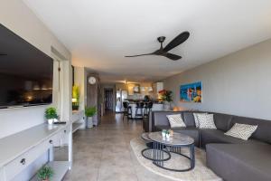 a living room with a couch and a table at Appartement Flamboyan op Ocean Resort, Mambo Curaçao in Willemstad