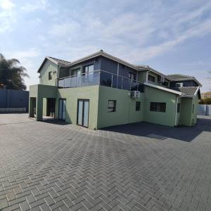 ein großes Haus mit großem Parkplatz in der Unterkunft Bloom cottage, Specious with solar back up! in Kempton Park + 5 Fotos