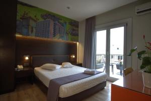Un pat sau paturi într-o cameră la Athens City Hotel