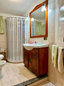 加埃塔的住宿－Dea's House con parcheggio，一间带水槽、镜子和淋浴的浴室
