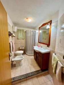 加埃塔的住宿－Dea's House con parcheggio，一间带水槽、卫生间和镜子的浴室