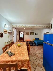 a kitchen and living room with a table and a refrigerator at Dea's House con parcheggio in Gaeta +12 photos