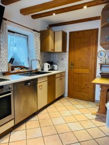 uma cozinha com um lavatório e um fogão em Hexen Haus em Oberau