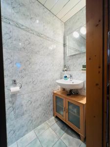 a bathroom with a sink and a mirror at Hexen Haus in Oberau