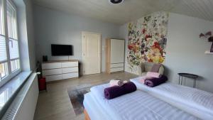 Un dormitorio con una cama grande con almohadas moradas. en Sweet Home Apartman, en Balatonfüred