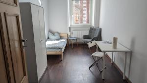 a small room with a desk and a chair and a table at Monteurszimmer in Hof in Hof