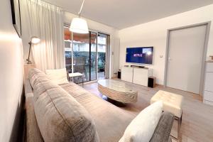 TV a/nebo společenská místnost v ubytování EUCALYPTUS - Ground Floor with Pool Near the Sea