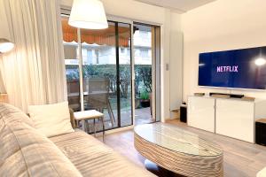 TV a/nebo společenská místnost v ubytování EUCALYPTUS - Ground Floor with Pool Near the Sea