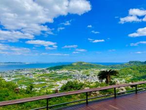 南城広々テラスで沖縄一の絶景独占! BBQやイベントも楽しめる貸切ヴィラで最高の旅を! Villa VIEW的从房子的阳台上可以看到大海