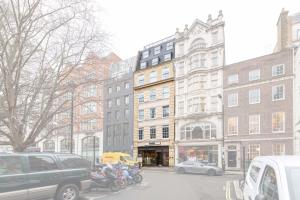 ロンドンにあるLondon Collection - Golden Square Sohoの二輪車や建物が停まる街道