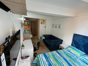 1 dormitorio pequeño con 1 cama y 1 sofá en APARTAESTUDIO EN EL CENTRO HISTORICO DE BOGOTA en Bogotá