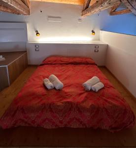 1 dormitorio con 1 cama roja y 2 almohadas en Collegio AMDG en Venecia