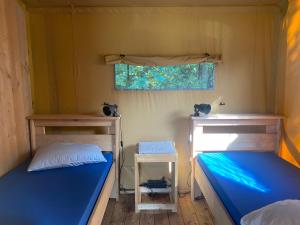 Posteľ alebo postele v izbe v ubytovaní Camping Moulin du Pommier
