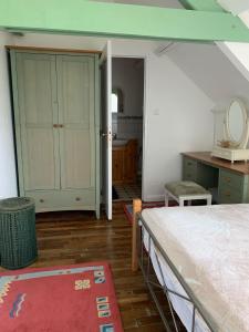 La maison de l'étang في Ploërdut: غرفة نوم علوية بسرير وحمام
