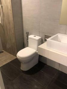 uma casa de banho com um WC branco e um lavatório. em KL City Family Suite 3R2B Arte+ Level 10 em Kuala Lumpur