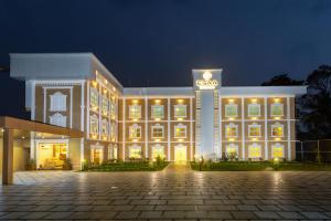 een groot gebouw met verlichting in de nacht bij ESAA Airport Hotel Kochi in Cochin
