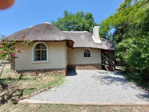 Casa pequeña con techo de paja en Mobola Lodge, en Mamono