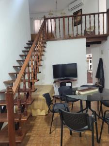 sala de estar con escalera, mesa y sillas en Departamento A&F alquiler temporario en San Fernando del Valle de Catamarca