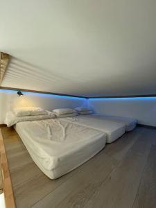 1 Schlafzimmer mit 2 weißen Betten in einem Zimmer in der Unterkunft Le Clos des Eaux in Tailly
