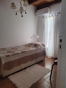 a bedroom with a bed and a window at Departamento A&F alquiler temporario in San Fernando del Valle de Catamarca
