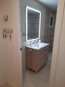 a bathroom with a sink and a mirror at La Casa M'SOL in Sant Feliu de Guixols