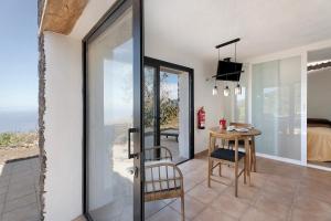a room with a table and chairs and a bedroom at Apartamento El Moral in Frontera