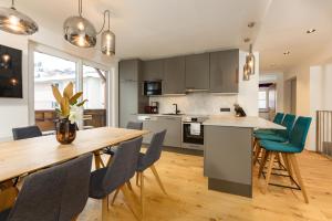 A kitchen or kitchenette at Villa Waluliso by Schladming-Appartements