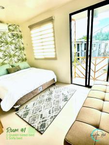 ein Schlafzimmer mit einem Bett und einem Teppich auf dem Boden in der Unterkunft Lovely Homes at Casa Mira Bacolod in Bacolod City