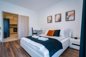 ein weißes Schlafzimmer mit einem großen weißen Bett in einem Zimmer in der Unterkunft Fox Premium Apartment & Free Private Parking in Budapest