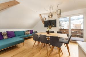 A television and/or entertainment centre at Villa Waluliso by Schladming-Appartements