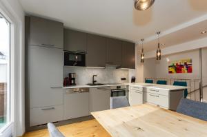 A kitchen or kitchenette at Villa Waluliso by Schladming-Appartements