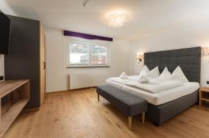 a large bedroom with a large bed and a window at Villa Waluliso by Schladming-Appartements in Schladming