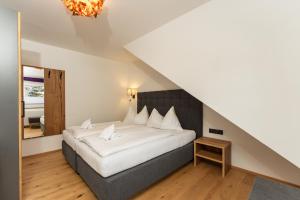 A bed or beds in a room at Villa Waluliso by Schladming-Appartements